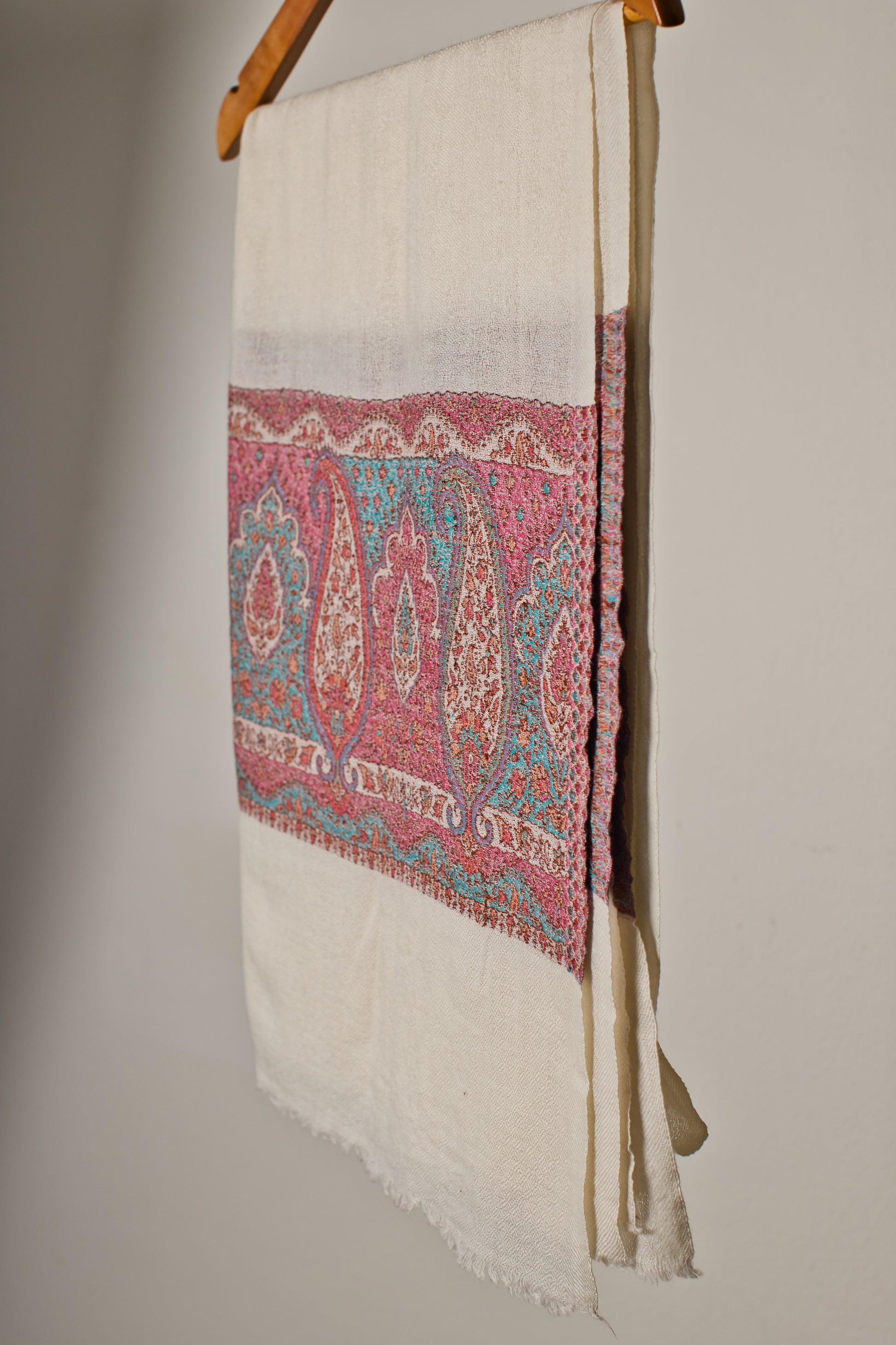 Pashmina Fine Wool Stole with Elegant Paisley & Floral Design